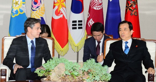 ▲ 20일 오전 국방부에서 토니 블링큰 미국 국무부 부장관과 한민구 국방부 장관이 환담을 나누고 있다.ⓒ국방일보