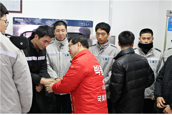 ▲ 박종준에비후보가 의경들을 위로하고 있다.ⓒ박종준 예비후보