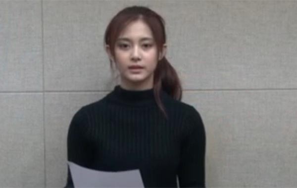 ▲ '쯔위'에 대한 中공산당과 중국인들의 온갖 저주와 비난, 협박이 쏟아지자, 결국 이렇게 공개사과를 했다. 이후 中공산당은 태도를 바꿔 '쯔위'를 옹호하고 있다. ⓒ'쯔위'의 공개사과 영상캡쳐