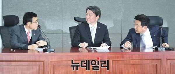 ▲ 국민의당 임내현 의원(사진 왼쪽)이 20일 의원총회를 앞두고 안철수 인재영입위원장, 김영환 전략위원장과 의견을 교환하고 있다. 임내현 의원은 이날 의총 모두발언에서 더민주 김종인 선대위원장의 전력을 거론하며 강도 높게 비판했다. ⓒ뉴데일리 이종현 기자