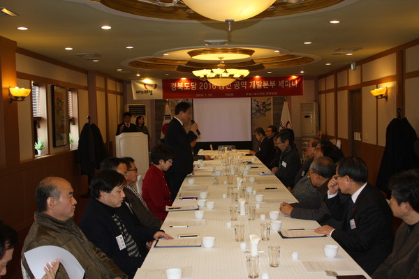 ▲ 20일 대구 자금성 중식집에서 열린 새누리당 경북도당 총선공약개발본부 세미나에서 이한성 위원장이 인사말을 하고 있다.ⓒ경북도당 제공