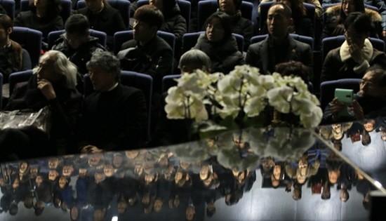 ▲ 신영복 교수의 빈소나 영결식에 참여하여 가르침을 지키겠다고 다짐한 사람들의 명단에는 더불어민주당 문재인 대표, 도종환 의원, 이인영 의원, 박원석 의원, 박원순 서울시장과 조희연 서울시교육감, 이재정 경기도교육감, 안희정 충남지사, 정운찬 전 국무총리, 노회찬 전 의원, 유시민 전의원, 안경환 전 인권위원장, 소설가 공지영씨, 공연연출가 탁현민씨, ‘국민의당’ 창당을 추진 중인 안철수 의원 등도 끼어 있다. /사진=연합뉴스