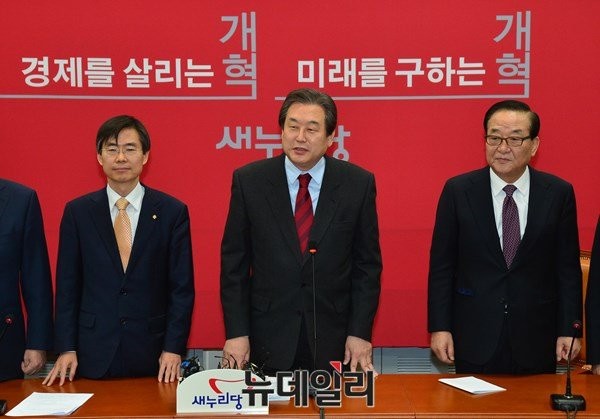 ▲ 더불어민주당을 탈당한 조경태 의원(왼쪽)이 21일 오전 새누리당에 입당해 김무성 대표와 서청원 최고위원과 나란히 자리하고 있다.ⓒ이종현 기자