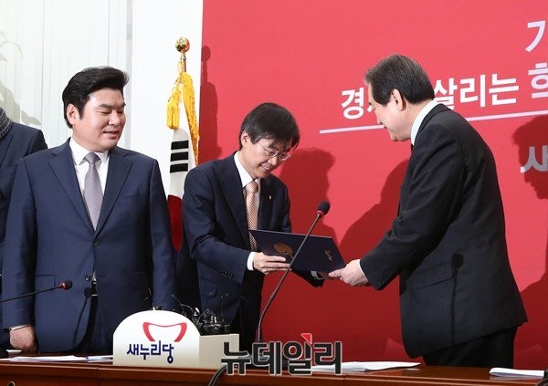 ▲ 더불어민주당을 탈당한 조경태 의원(왼쪽)이 21일 오전 새누리당에 입당해 김무성 대표와 서청원 최고위원과 나란히 자리하고 있다.ⓒ이종현 기자