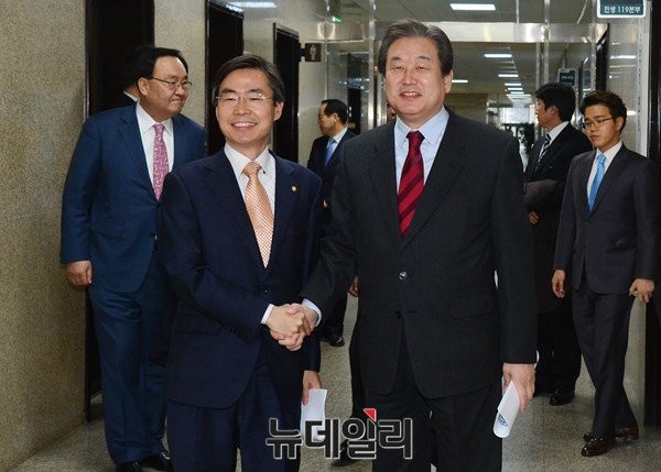 ▲ 새누리당 김무성 대표가 21일 오전 국회 대표최고위원실 앞에서 조경태 의원을 만나 악수하고 있다.ⓒ이종현 기자