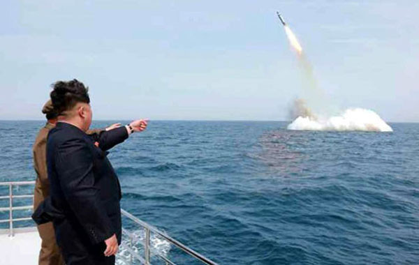 ▲ SLBM(잠수함 발사 탄도탄) 시험 발사를 지켜보는 김정은. ⓒ뉴데일리 DB