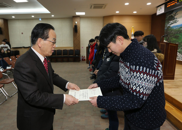 ▲ 임각수 이사장이 윤지현 군(중3)에게 장학금 증서를 전달하고 있다. ⓒ괴산군