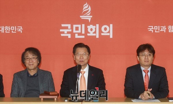▲ 국민회의 천정배 의원(가운데)이 21일 KBS 라디오 〈안녕하십니까 홍지명입니다〉에 출연해 연대 통합 제안에 대한 입장을 밝혔다. 오른쪽은 국민회의 장진영 대변인. ⓒ뉴데일리 이종현 기자