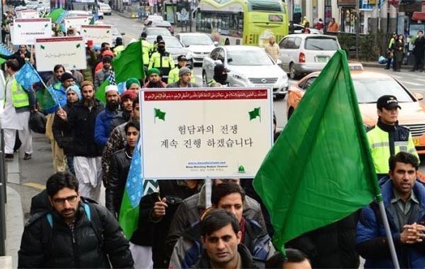 ▲ 2015년 1월, 프랑스 파리에서 '샤를리 엡도' 테러가 일어난 직후 한국 내 무슬림은 서울 이태원에서 행진시위를 벌였다. 자신들을 '험담'하지 말라는 것이었다. ⓒ한국지하드워치 화면캡쳐