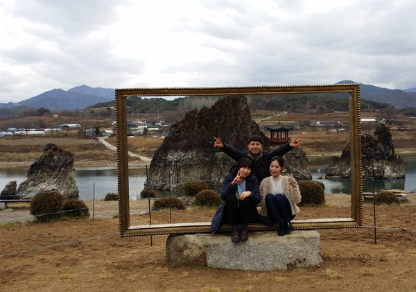 ▲ 단양 도담삼봉에 만들어진 대형 액자 조형물ⓒ단양군