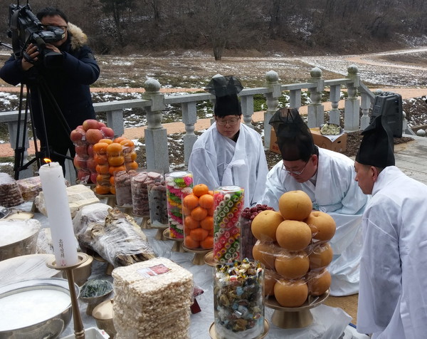 ▲ 류한우 단양군수(가운데)가 희생자 영령을 달래는 분향을 하고 있다ⓒ단양군