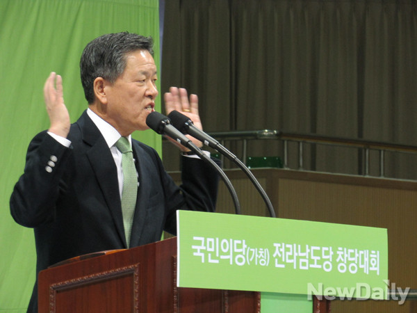 ▲ 21일 전남 보성 다향실내체육관에서 열린 국민의당 전남도당 창당대회 축사에 나선 주승용 의원은 격렬한 제스처를 섞어가며 더불어민주당 친노 문재인 체제를 절대로 패권정치를 청산할 수 없고, 따라서 정권교체의 희망도 없다고 단언했다. ⓒ보성(전남)=뉴데일리 정도원 기자