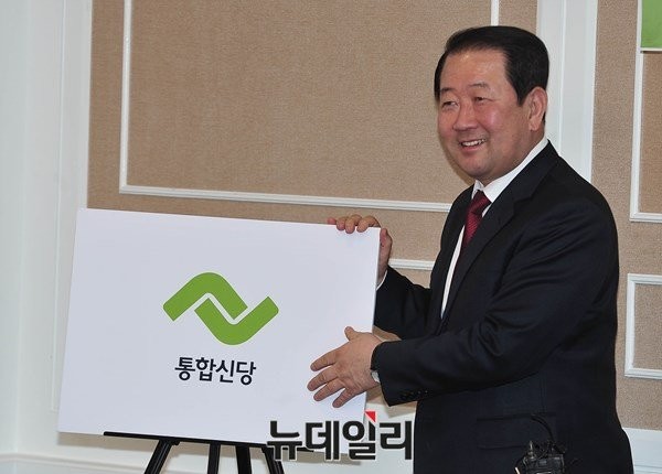 ▲ 통합신당 박주선 의원이 21일 당의 CI와 색을 공개하고 있다. ⓒ뉴데일리 이종현 기자