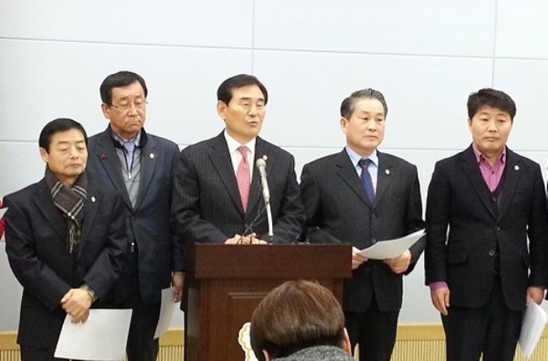 ▲ 충북도 시·군의회의장단협의회가 21일 청주시청 브리핑룸에서 기자회견을 하고있다.ⓒ아시아뉴스통신