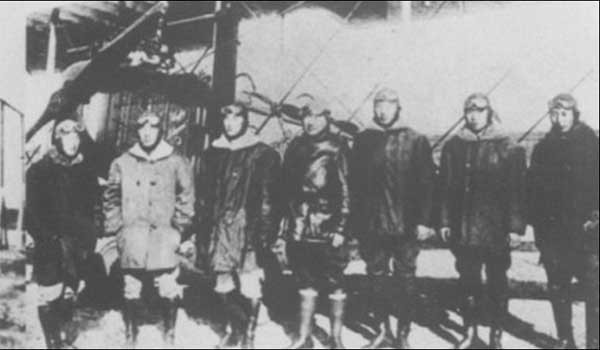▲ 노백린 장군이 美캘리포니아 윌로우스에 세운 비행학교 훈련생과 장군(가운데)의 모습. 독립신문에도 실렸던 사진이다..ⓒ보훈처