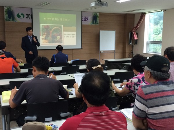 ▲ 상주시농업기술센터는 오는 25일부터 다음달 5일까지 귀농귀촌 농업인의 성공적 정착을 위해 ‘2016년도 귀농귀촌 교육 수강생’을 모집한다. ⓒ상주시 제공
