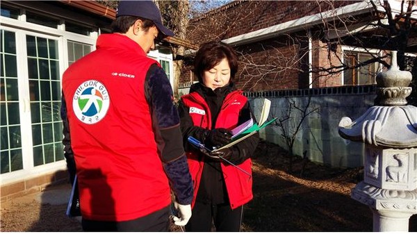 ▲ 칠곡군은 상·하수도 검침 시 검침원임을 확인할 수 있는 유니폼과 군 로고 및 명찰을 부착하기로 했다. ⓒ칠곡군 제공