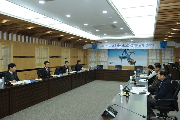 ▲ 영천시는 21일 시청 영상회의실에서 지역 인재 육성과 명품교육도시 조성을 위한 2016년도 교육경비 보조금 심의위원회를 개최했다. ⓒ영천시 제공