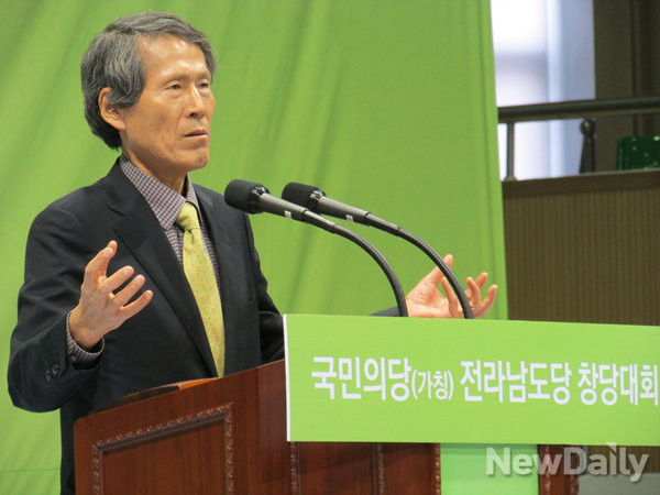 ▲ 국민의당 한상진 창당준비위원장이 21일 전남 보성에서 열린 국민의당 전남도당 창당대회에 참석해 축사를 통해 더불어민주당 김종인 선거대책위원장의 국보위 참여 전력을 비판하고 있다. ⓒ보성(전남)=뉴데일리 정도원 기자