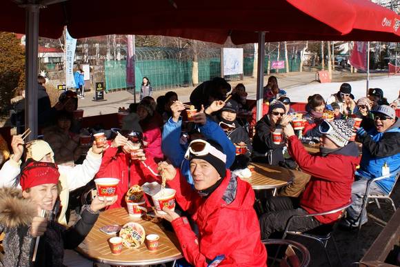 ▲ 강원도 용평스키장에 오픈한 농심 카페테리아에서 고객들이 '맛짬뽕'을 시식하고 있다. ⓒ농심