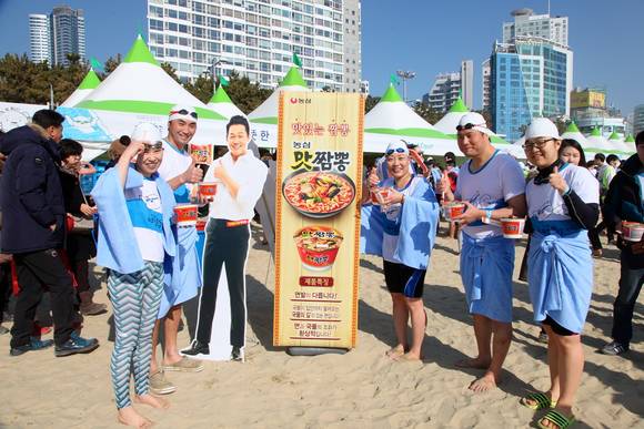 ▲ 농심 맛짬뽕, 북극곰 수영축제 시식행사. ⓒ농심