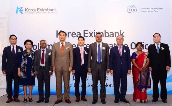 ▲ 한국수출입은행은 19일 스리랑카 콜롬보에서 '수은 콜롬보 사무소 개소식'을 열었다. 이날 개소식에는 이덕훈 수은 은행장, 장원삼 스리랑카 대사, 니로샨 페레라 정무장관 등 100여명이 참석했다. ⓒ 뉴데일리(수출입은행 제공)