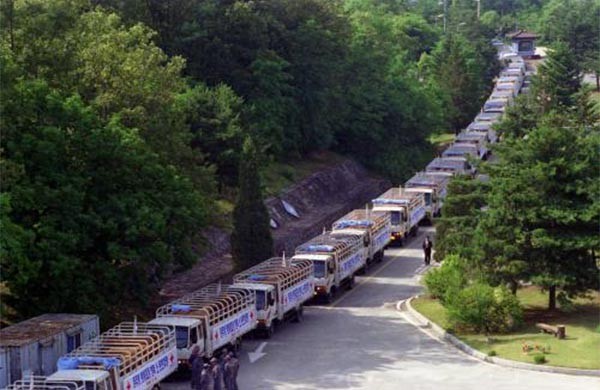 ▲ 1998년 당시 정주영 현대그룹 명예회장이 북한으로 소떼를 실어보내는 트럭들이 판문점을 통과하기 위해 대기하는 모습. ⓒ정부 e영상기록관 캡쳐