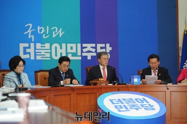 ▲ 더불어민주당 문재인 대표가 22일 최고위원회의에서 "당을 위해, 총선 승리를 위해 최고위원회의 권한을 내려놓기로 결단해주신 최고위원에 감사드린다"고 말했다. 이로써 2.8 전당대회를 통해 구성된 문재인 대표 체제는 채 1년을 채우지 못한 채 막을 내리게 됐다. ⓒ뉴데일리 정재훈 기자