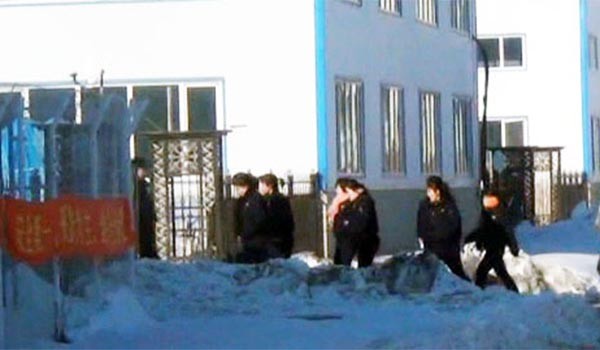 숙소에서 공장으로 향하는 중국 내 북한 근로자들. ⓒYTN 관련보도 화면캡쳐