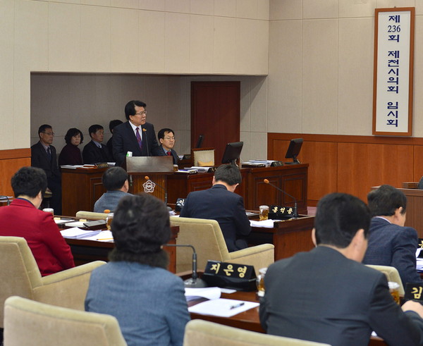 ▲ 이근규 제천시장이 시의회에서 헌법소원 각하 배경을 설명하고 있다ⓒ제천시
