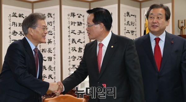 ▲ 문재인 더불어민주당 대표와 정의화 국회의장이 반갑게 인사를 하고 있다. 오른쪽은 김무성 새누리당 대표. ⓒ뉴데일리 이종현 기자