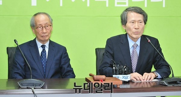 ▲ 국민의당 창당준비위원회의 윤여준 공동위원장(사진 왼쪽)이 22일 서울 마포 당사에 나와 확대기획조정회의에 참석하고 있다. 오른쪽은 한상진 공동위원장. ⓒ뉴데일리 이종현 기자