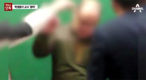 ▲ 지난 1월 초, 한 고교에서 학생들이 기간제 교사를 폭행한 사건이 드러났다. 사건 가해자 가운데 한 학생은 '트위터'에서 자신을 비난하는 사람들에게 욕설을 하며, 피해자를 모욕하는 행동을 보였다. 이 또한 '트위터'의 익명성을 믿은 행동이라는 분석도 있다. ⓒ채널A 관련사건 보도화면 캡쳐