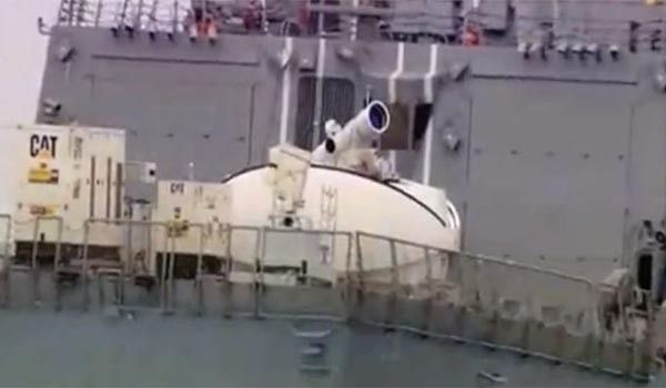 2015년 美해군이 지중해에 주둔한 상륙함 '폰스'에 장착한 레이저 포(LaWS)의 모습. 드론이나 자폭용 소형보트를 파괴한다. ⓒ'타임 오브 이스라엘' 보도화면 캡쳐