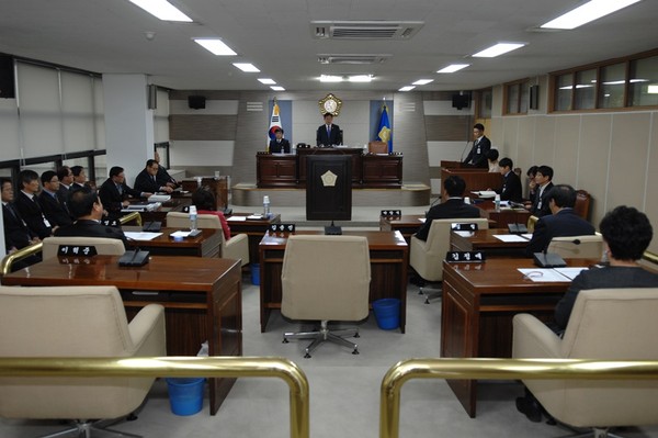 ▲ 군위군의회는 22일 제5차 본회의를 끝으로 제215회 임시회를 폐회했다. ⓒ군위군 제공