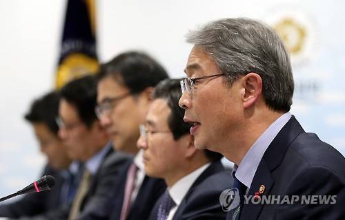 ▲ 임종룡 금융위원장이 21일 오후 서울 중구 금융위 회의실에서 열린 금융시장 전문가와의 간담회에서 모두발언을 하고 있다 ⓒ 연합뉴스