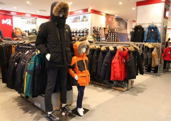 마리오아울렛은 15일부터 21일까지 아웃도어 브랜드 밀레의 다운점퍼 등 인기 겨울상품을 최대 90% 할인해 판매했다. ⓒ마리오아울렛