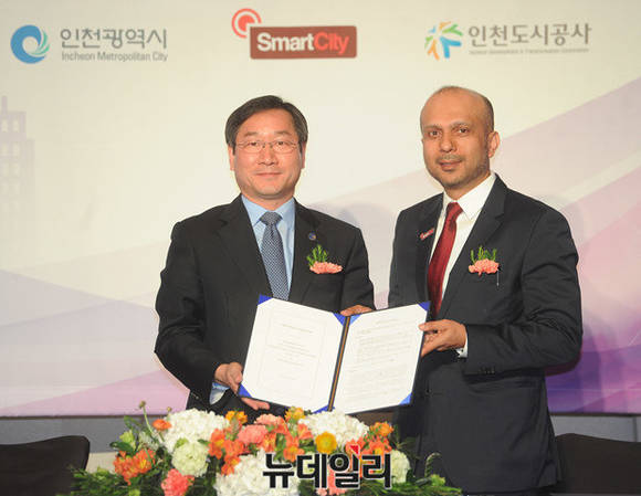 ▲ 유정복 인천시장(왼쪽)과 자바 빈 하페즈 스마트시티두바이 CEO가 22일 검단 스마트시티 프로젝트 합의각서 체결 후 기념촬영을 하고 있다.ⓒ뉴데일리경제