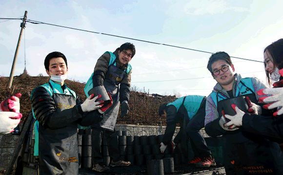 ▲ 21일 충북 제천시의 한 마을에서 국민건강보험공단 신입직원들이 연탄 봉사활동에 참여하고 있다. ⓒ건보공단