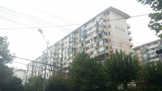 ▲ 1월 셋째 주, 서울 강남 3구의 아파트의 매맷값이 하락했다. 사진은 지난해 GS건설이 재건축 시공권을 따낸 서초 무지개아파트 모습.ⓒ뉴데일리경제