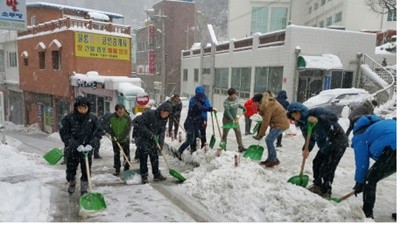 ▲ 울릉군은 폭설과 한파가 이어진 지난 22일 주민들의 보행 및 교통불편을 줄이기 위해 제설 및 제빙작업에 나섰다. ⓒ울릉군 제공