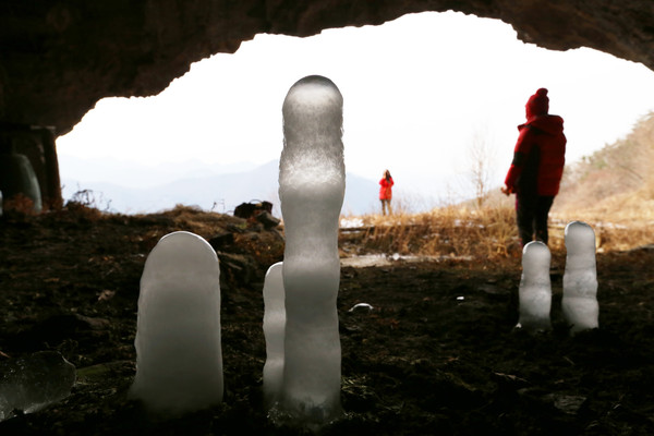 ▲ 월악산 보덕굴에 솟아 오른 역고드름ⓒ조태형 사진작가