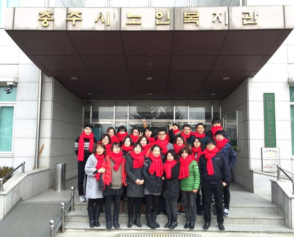 ▲ 충주시노인복지관 직원들이 홧이팅을 외치고 있는 모습ⓒ충주시노인복지관