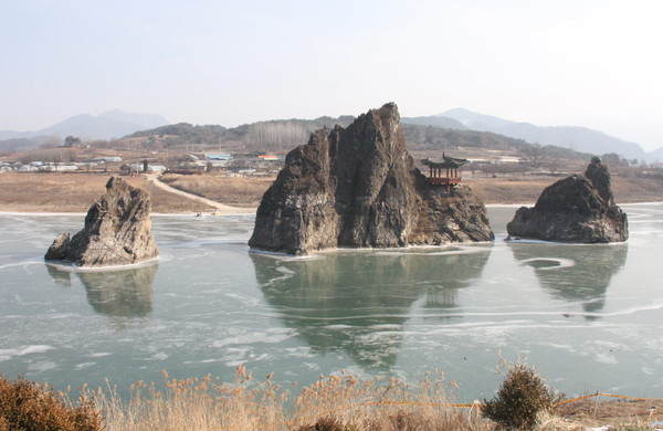 ▲ 꽁꽁 얼어붙은 도담삼봉ⓒ목성균기자