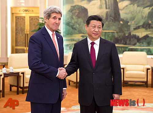 ▲ 존 케리 미국 국무장관(왼쪽)이 지난해 2월 14일 중국 베이징의 인민대회당에서 시진핑(習近平) 국가주석과의 회담에 앞서 악수를 나누고 있다. ⓒ뉴시스