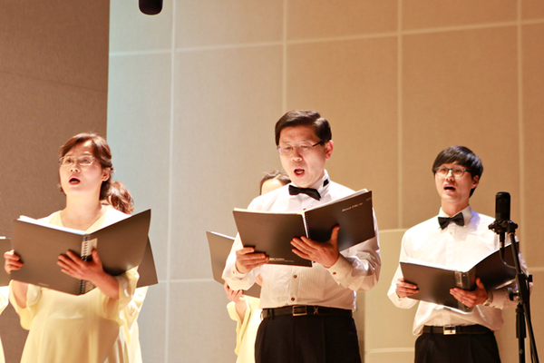 ▲ 노래하고 있는 박종준예비후보(가운데)ⓒ박종준