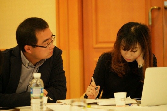 ▲  워크숍에 참가중인 SMG 소속 장웨이 PD(좌)와 리자멍 PD(우).   ⓒ KBS