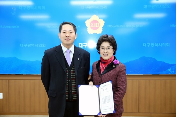 ▲ 이재화 대구시의원(오른쪽)이 전국 광역시의원 최초로 '대한민국 보훈대상'을 시상했다. 사진은 지난 22일 시상 모습.ⓒ대구시의회 제공