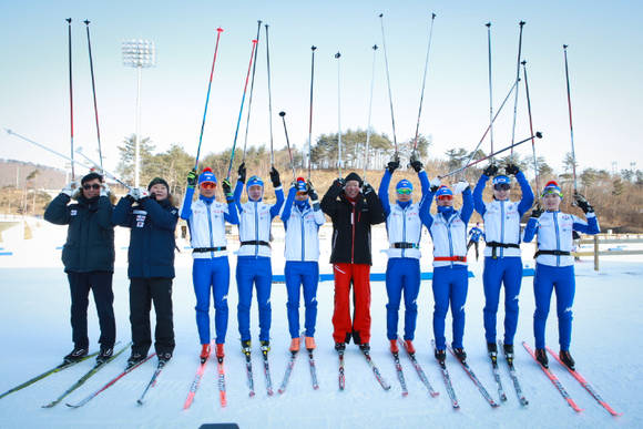 ▲ 크로스컨트리 국가대표 선수들과 경기장을 점검하고 기념사진을 촬영하고 있는 신동빈 회장(가운데)ⓒ롯데그룹