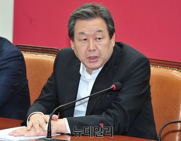 ▲ 새누리당 마포갑 총선 예비후보인 강승규 당협위원장이 21일 국회 정론관에서 이날 같은 지역구에 출마를 선언한 안대희 전 대법관이 새누리당 지명직 최고위원에 지명된것과 관련, 유감을 표명하며 반발하고 있다.ⓒ뉴데일리 이종현 기자